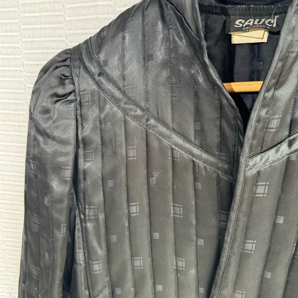 perfect 60's-70s quilted vintage jacket to make any day feel special. Size small - Picture 3 of 5